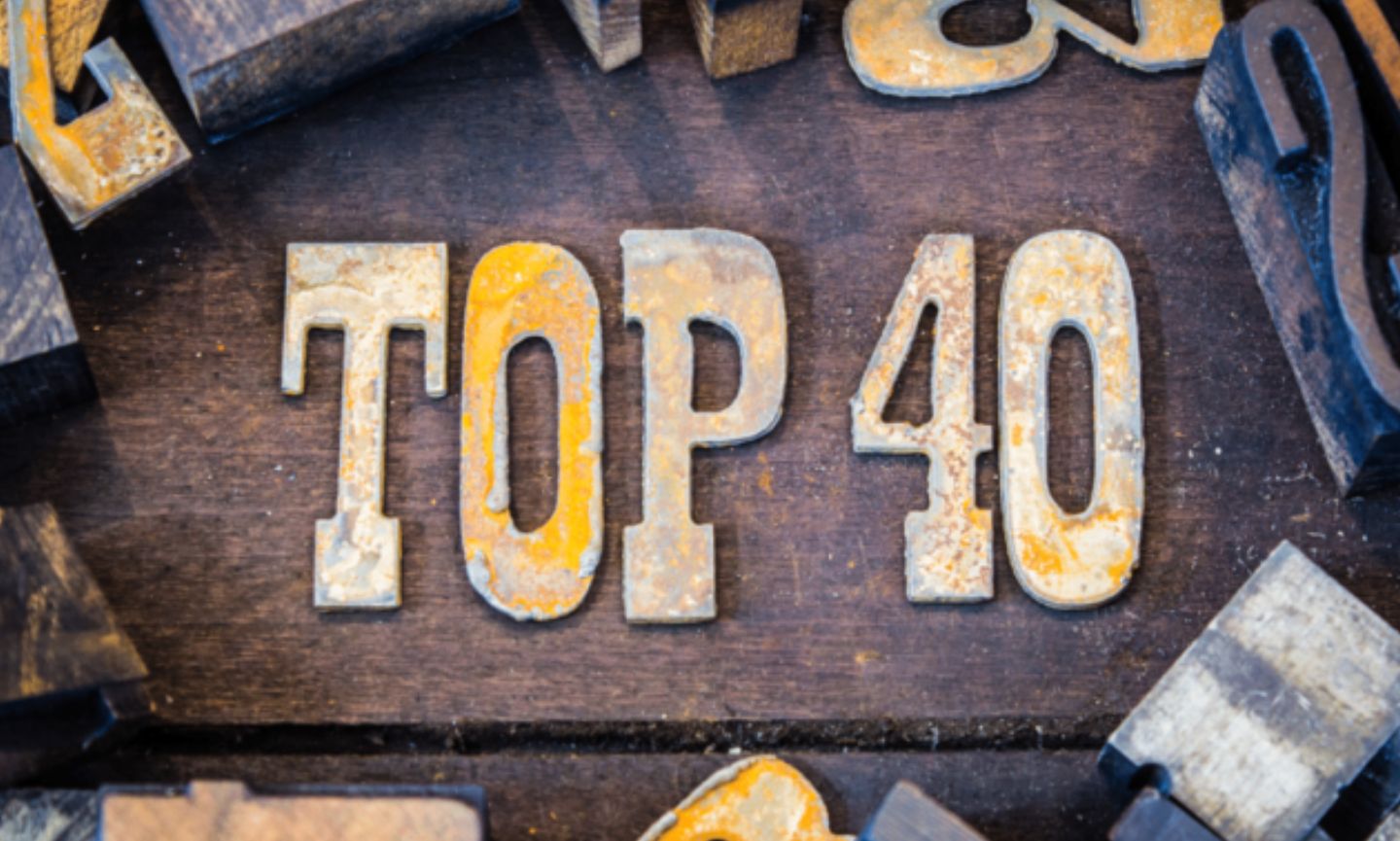 ¿Cuáles son las estaciones hispanas con más éxitos en el Top 40 en USA?￼