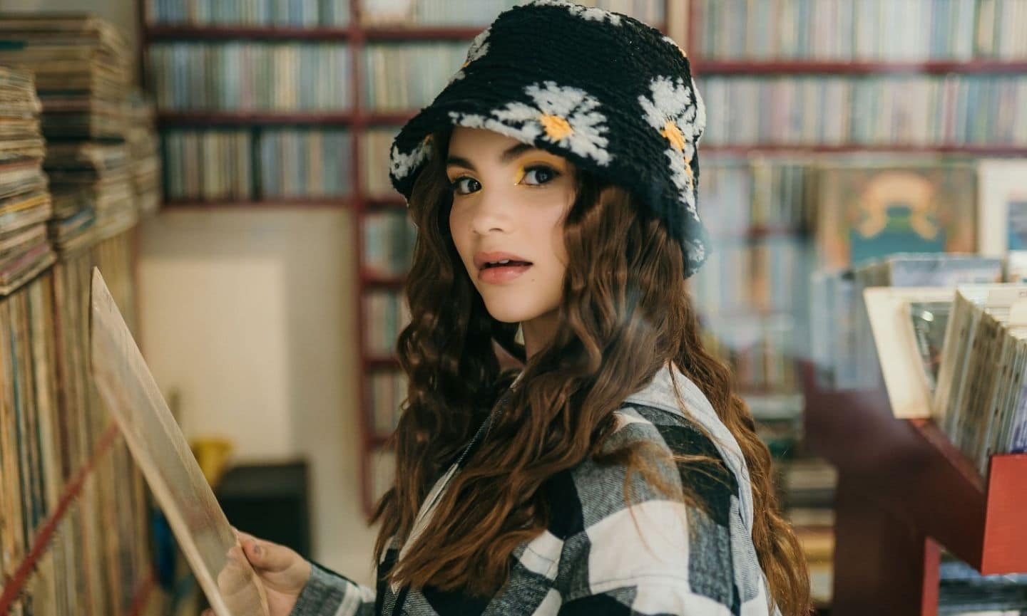 Elena estrena el video oficial de “Rara”