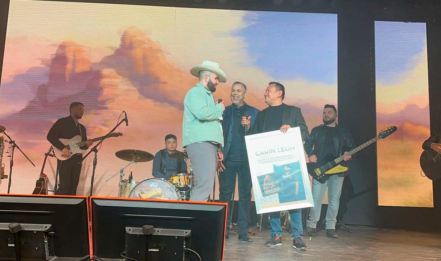 Carín León recibe reconocimiento de monitorLATINO por «La Boda del Huitlacoche»