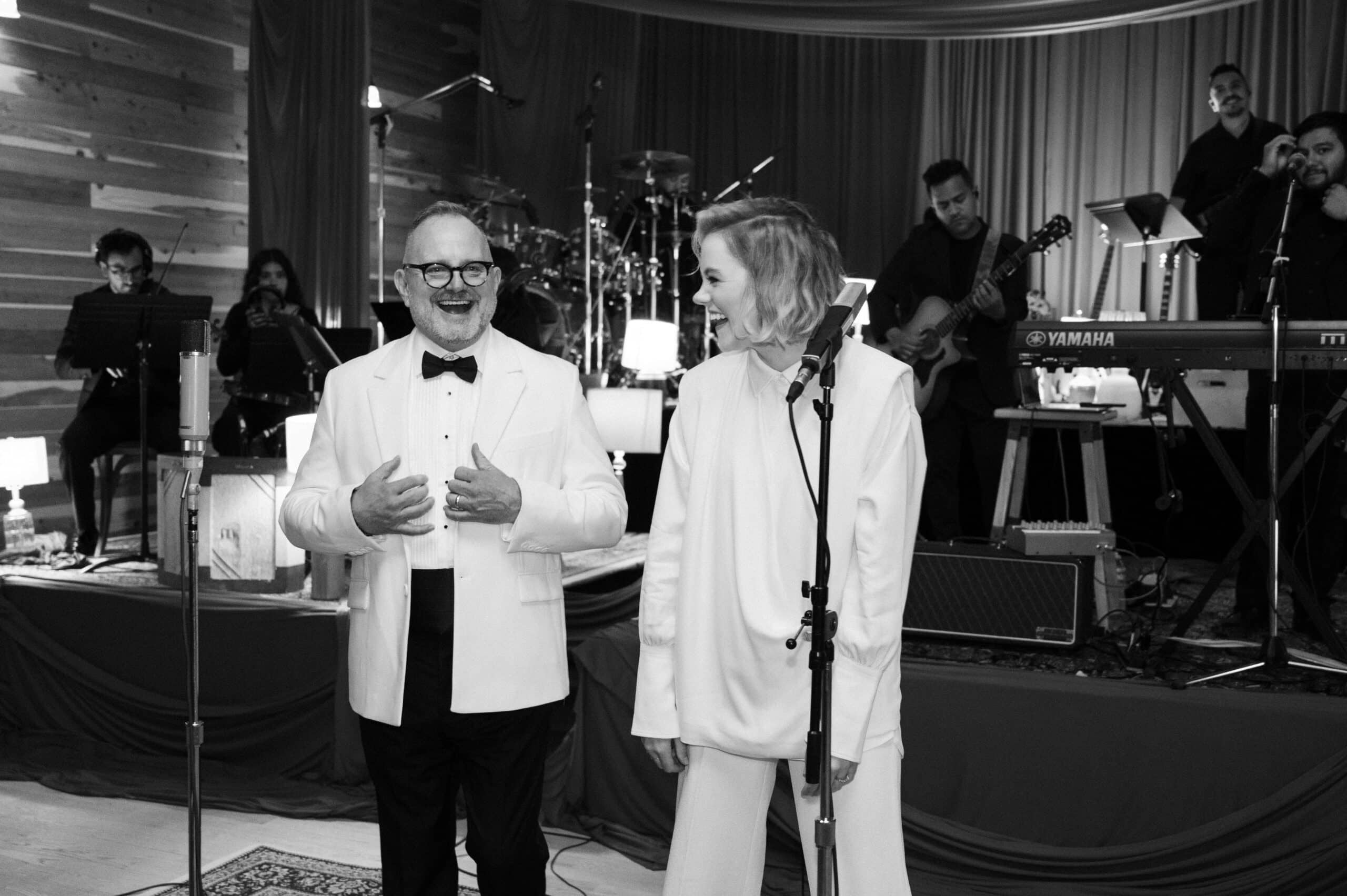 Marcos Witt y Taya unen sus voces en adoración en «Al Estar Aquí»