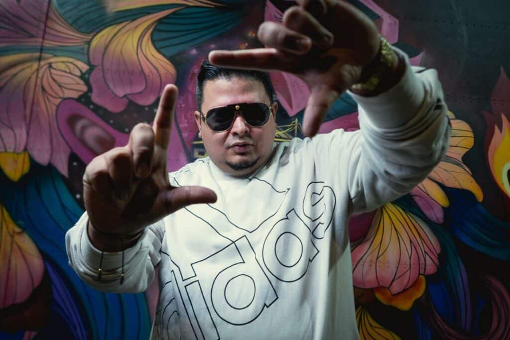 El Pandaa celebra su éxito con “Tengo 3”, número 1 del chart urbano en Venezuela según monitorLATINO.