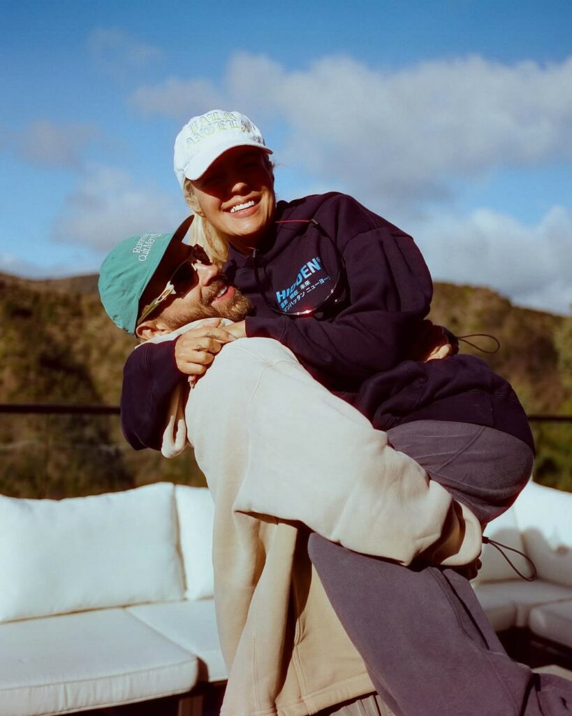 Karol G y Feid lideran los charts de monitorLATINO con “Verano Rosa”, éxito que se convirtió en el fenómeno musical del verano 2025.